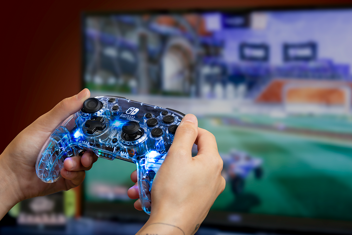500-137_ns_ag_wireless_controller_lifestyle_800x800_2 500-137_ns_ag_wireless_controller_lifestyle_800x800_2